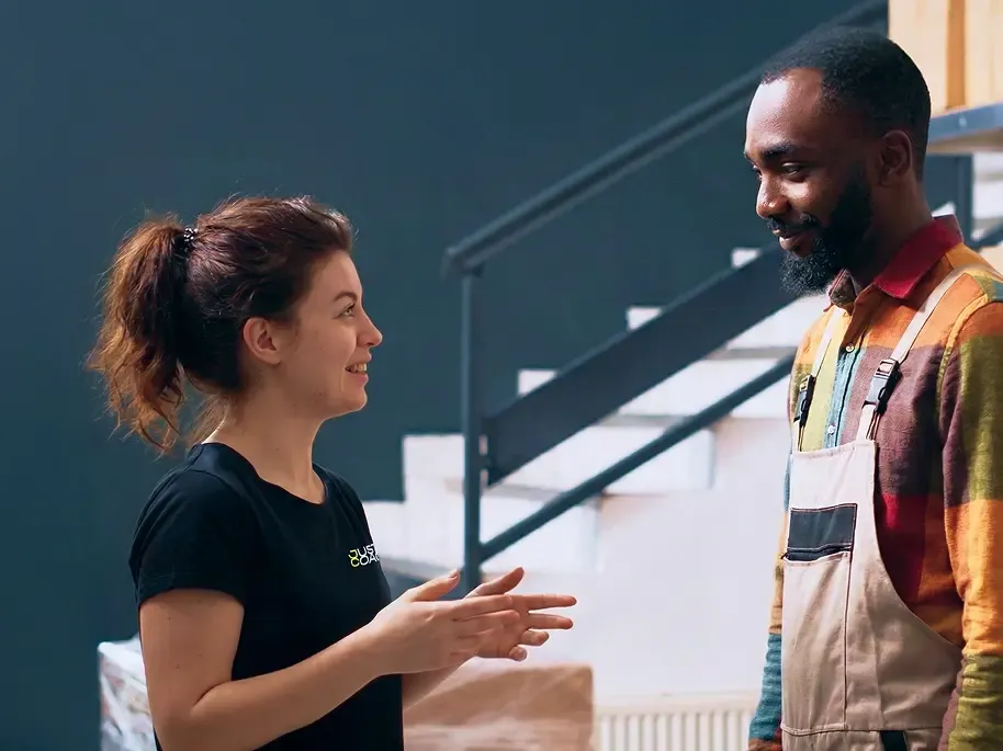 Un expert QVCT avec un casque de chantier