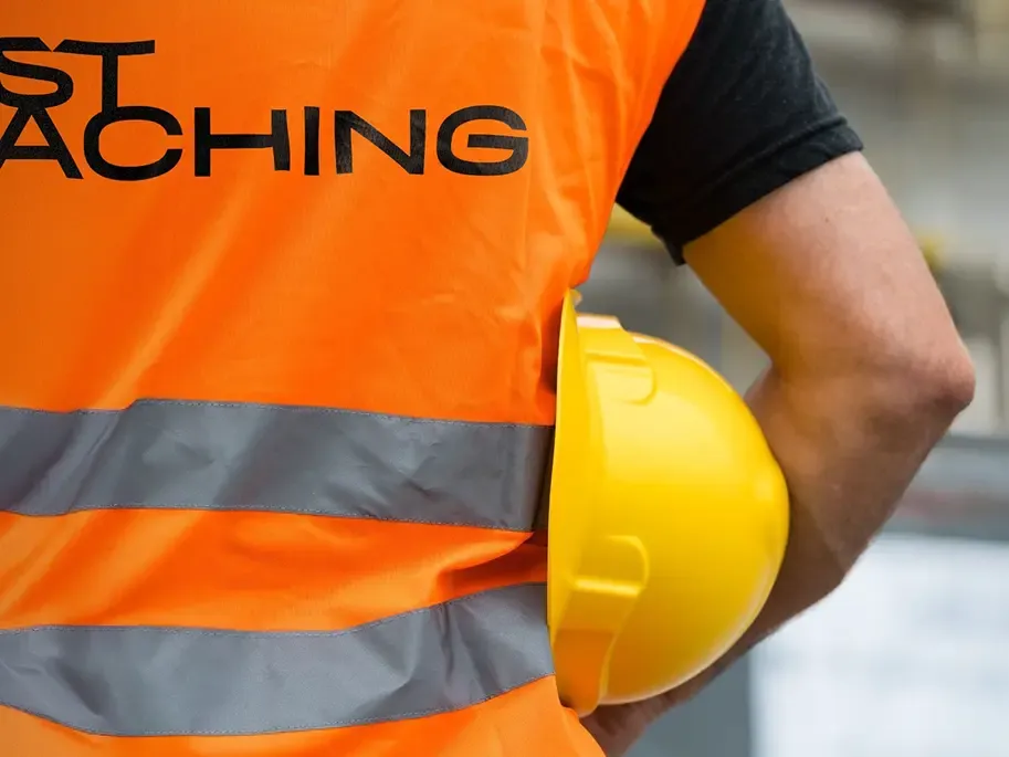 Une experte QVCT montre des conseils de sécurité à un employé lors d'une intervention en entreprise