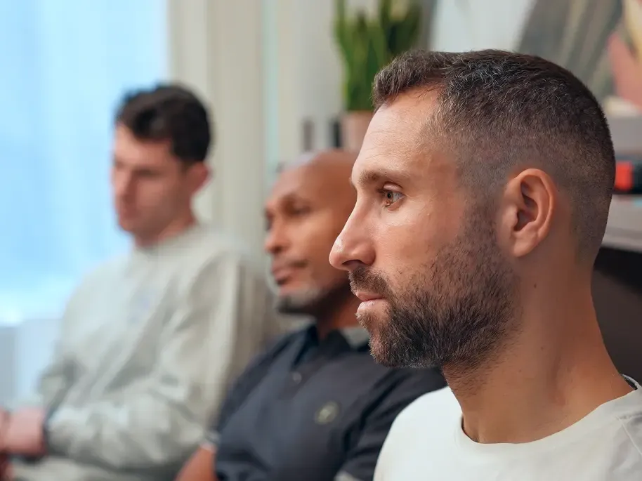 Un homme écoute un expert QVCT lors d'une séance de coaching en entreprise